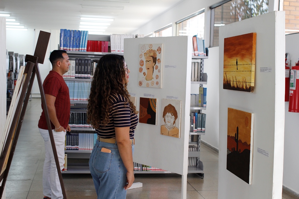 Exposição no hall da Biblioteca do do Centro de Desenvolvimento Sustentável do Semiárido da UFCG imagem sem descrição.